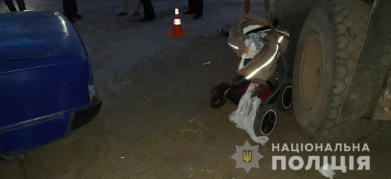 В Харькове мужчины толкали автомобиль и убили младенца в коляске