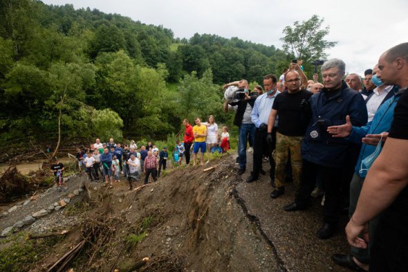 Порошенко привез на Прикарпатье помощь пострадавшим от наводнения