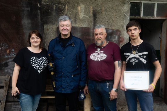 Порошенко надав сертифікат на 100 тис грн для реставрації родинної кузні Ейдерів. Фото: eurosolidarity.org