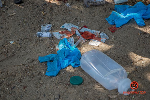 У Дніпрі ї чоловік розпоров живіт розбитою пляшкою. Фото: informator.ua 