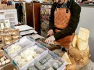 Віктор Чіркін готує сири за старовинною технологією без заквасок. Кілограм сиру коштує 300-500 гривень