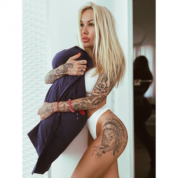 Тіло жінки густо вкрите татуюваннями