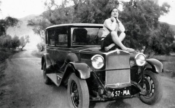 Софія Яблонська сидить на капоті авто під час подорожі до Марокко, 1929 рік