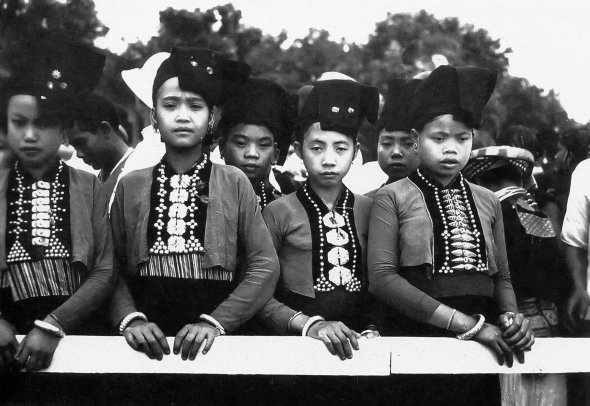 В Індокитаї Софія Яблонська сфотографувала дівчат народності чорний тай