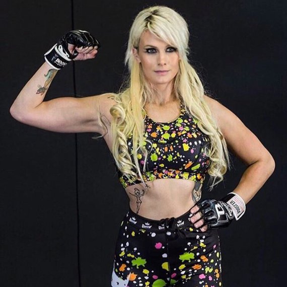 Дандуа провела 21 поединок в смешанных единоборствах, 16 из которых закончились ее победами