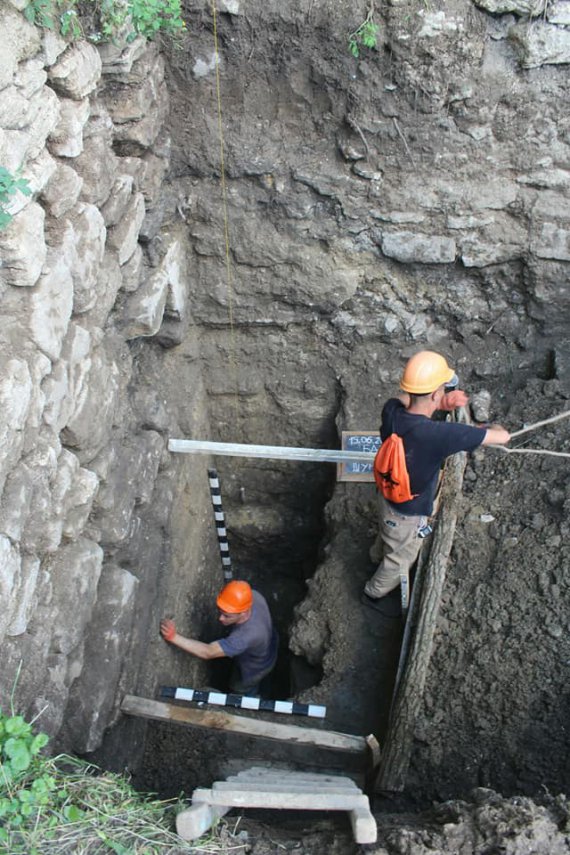 Серед цікавих знахідок археологів – траншея під фундамент та стовпова яма, яка використовувалася для фіксації опорного стовпа будівельних риштувань. 