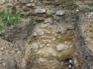Среди интересных находок археологов - траншея под фундамент и столбовая яма, которая использовалась для фиксации опорного столба строительных лесов.