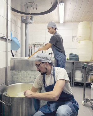 Віктор Чіркін із селища Ставище на Київщині разом із родиною відкрив сироварню. Виготовляє сир за власною технологією. Кілограм коштує 300–500 гривень, залежно від витримки та сорту