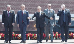 Володимир Путін показує шлях до могили Невідомого солдата президентові Білорусі Олександрові Лукашенку, самопроголошеному лідеру Абхазії Аслану Бжанії, президенту Молдови Ігорю Додону та главі Таджикистану Емомалі Рахмону під час церемонії покладання квітів на параді до Дня перемоги в Москві 24 червня 2020 року. Захід перенесли через пандемію. Наступного дня в країні стартує референдум щодо змін до конституції, які мають дозволити Путіну вп’яте балотуватися в президенти