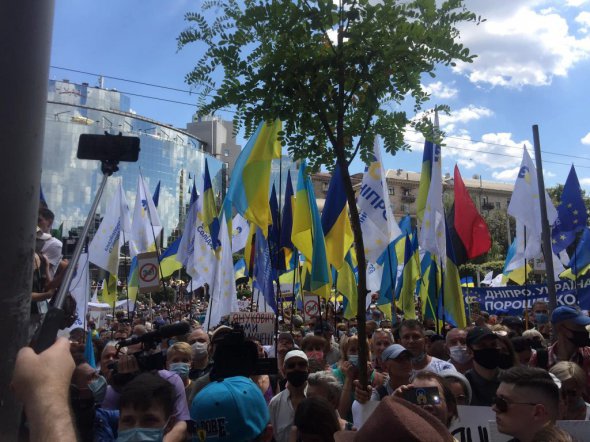 Возле Печерского суда состоялась акция протеста в поддержку экс-президента Петра Порошенко