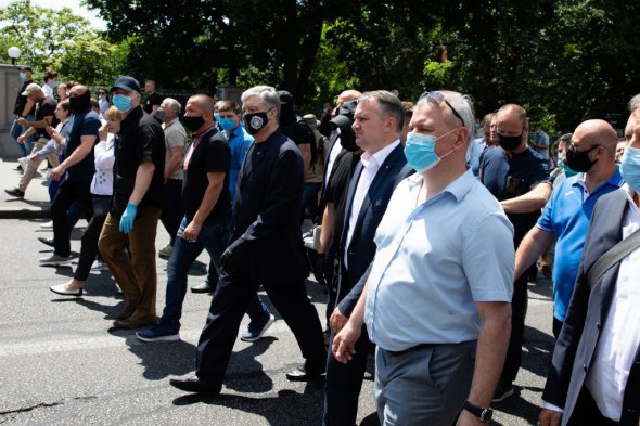 Біля Печерського суду відбулась акція протесту на підтримку експрезидента Петра Порошенка