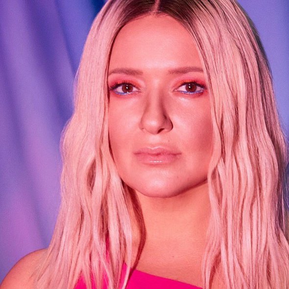 Наталія Могилевська ошелешила фанів кардинальною зміною кольору волосся. Тепер вона білявка