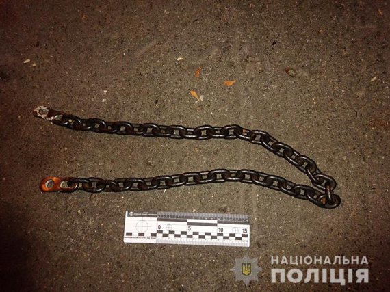 В Киеве двое мужчин избили знакомого деревянной палкой и металлической цепью