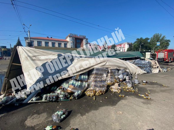 В Днепре из-за отказа тормозов перевернулся фура с пивом