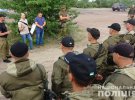 У Києві   затримали 40-річного жителя Іршанська Житомирської області, який 10 діб у розшуку.  Він під час конфлікту біля кафе порізав 9-х людей, один із поранених помер