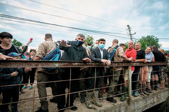 Президент Володимир Зеленський прибув із міністром внутрішніх справ Арсеном Аваковим до селища Ланчин на Івано-Франківщині 25 червня. Область найбільше постраждала від повені на Західній Україні. За два дні до того випала норма опадів за два з половиною місяці. – Відновили всі дороги державного значення. Працівники Державної служби з надзвичайних ситуацій, Нацгвардії, поліції, Укравтодору працюють тут. Люди вражені роботою наших служб, – сказав Зеленський