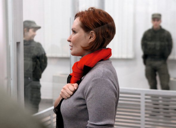 198 днів перебувають у слідчому ізоляторі лікарка й волонтер 40-річна Юлія Кузьменко (на фото) і музикант, доброволець Андрій Антоненко, 41 рік. Військова медсестра 26-річна Яна Дугарь – під домашнім арештом. Їх підозрюють у вбивстві Павла Шеремета 20 липня 2016-го. Під автомобілем журналіста спрацював вибуховий пристрій. Його встановили Кузьменко й Антоненко, а Дугарь вела розвідку напередодні, за версією слідства. Про затримання повідомили 12 грудня торік на пресконференції за участі міністра внутрішніх справ Арсена Авакова, тодішнього генпрокурора Руслана Рябошапки й президента Володимира Зеленського. – Не дай Бог, ці люди невинуваті – будуть звільнені всі, хто це зробив (арештував і тримав їх під вартою. – Країна), – заявив 20 травня Володимир Зеленський. – Мені сказали: знайшли ймовірних убивць. Затягнули мене в це. Але рішення – за судом. Справа Шеремета – це відповідальність Авакова. Він почав її і повинен довести до кінця