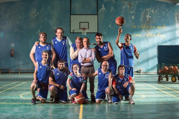 Іспанська комедія "Чемпіони" розповідає про баскетбольну команду, у складі якої грають люди з ментальними порушеннями. Фільм показують в українських кінотеатрах із 2 липня