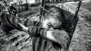 11-летний чех Петр Котляр в фильме "Окрашенный птенец" играет мальчика, который во время Второй мировой войны разыскивает своих родителей по селам Восточной Европы