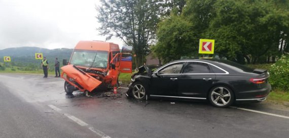 На Львовщине микроавтобус столкнулся с легковушкой. Пострадали 11 человек
