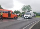 На Львівщині  мікроавтобус зіткнувся з легковиком. Постраждали 11 людей