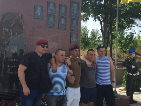 Украинские военные, освобождавшие Краматорск, во время памятных мероприятий-2020 возле Мемориала погибшим защитникам