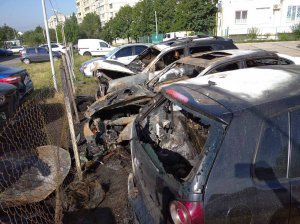 У Харкові під час пожежі на парковці загорілися сім автомобілів. Фото: kh.dsns.gov.ua