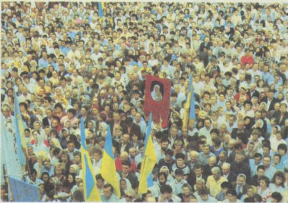 В Коломые собрались сотни тысяч украинцев в рамках Собора Духовной Украины.