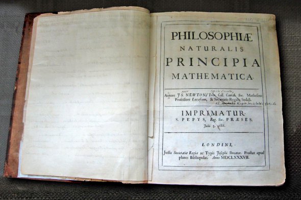 Примірник першого видання з рукописними помітками Ньютона 