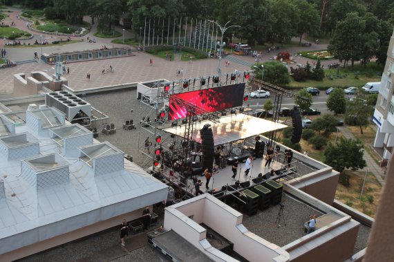 ТНМК выступили на крыше ресторана гостиничного комплекса "Братислава" в киевском районе Дарница