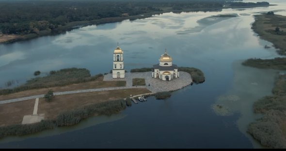 Затоплена Свято-Преображенська церква в урочищі Гусинці