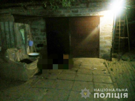 В Арцизе Одесской области задержали 46-летнего мужчину, который забил гостя садовой лопатой до смерти. А потом пытался сжечь его тело