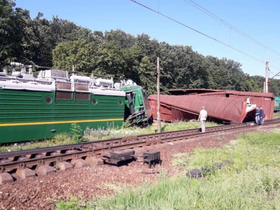 Грузовой поезд Одесской железной дороги сошел с рельсов на станции Чернолесская в Кировоградской области. Никто не пострадал