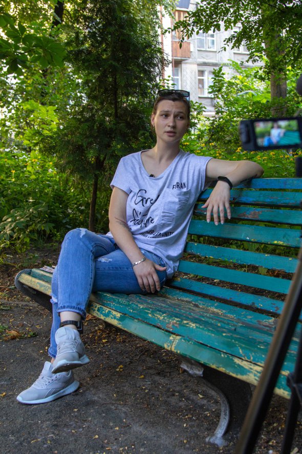 Яна Дугар носит электронный браслет более пяти месяцев. Без разрешения органов следствия не может оставлять Новомосковский район Днепропетровской области с 13 декабря 2019-го. 