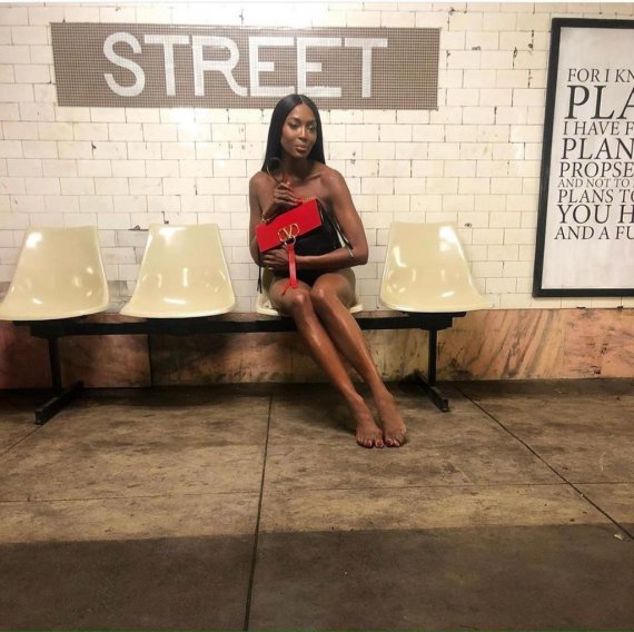 Британская модель 50-летняя Наоми Кэмпбелл устроила откровенную фотосессию в метро