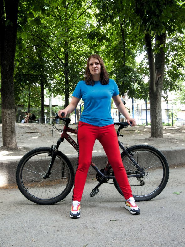 Аліна СТАХОРСЬКА, 32 роки, продавець. Народилася 27 квітня 1988-го в Харкові. Батько – слюсар, мати – кухар-кондитер. Виховувала баба. Батьки з двома старшими дітьми переїхали в Росію. Вищої освіти не має. Торгувала на ринку. Тричі як сурогатна мати виношувала дітей для подружжів з Ірландії, Німеччини та Індії. У шлюбі. Чоловік Володимир працює слюсарем. Виховують двох синів – обох звати Олександрами. Старшому 14 років. Молодшому – 3,5. ”Дали синам однакові імена. У першому шлюбі я мріяла про сина Сашу, в другому – чоловік наполіг. Це його первісток, не могла відмовити”. Має стафордширського тер’єра Джоя та британського висловухого кота Макса. Живе в Харкові