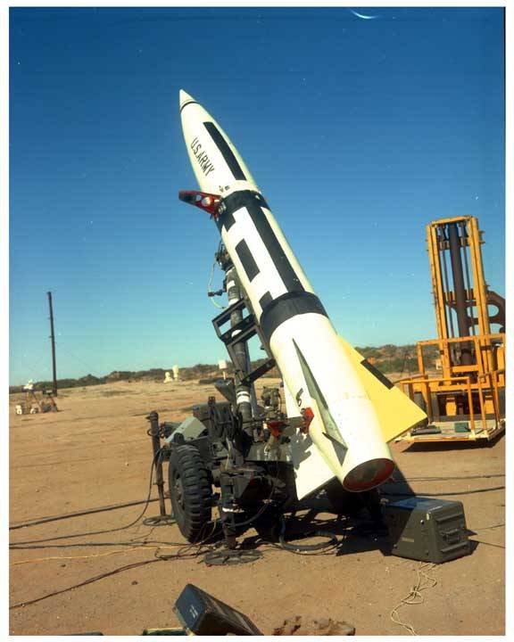Тактичний ракетний комплекс армії США MGM-52 Lance - перший в світі носій нейтронної бойової частини. 