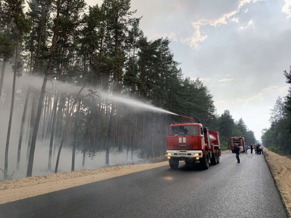 На Луганщині рятувальники гасять велику пожежу