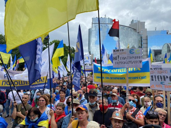 Під стінами Печерського суду відбувся мітинг на підтримку Петра Порошенка