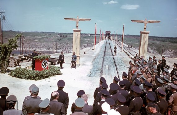 1943 року нацисти урочисто відкрили відбудований міст Стрілецького, перерізавши стрічку