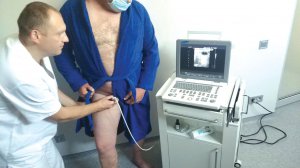 Судинний хірург Сергій Чемерис виконує передопераційний ультразвуковий огляд вен. Процедуру потрібно проводити стоячи, обстежувати обидві ноги