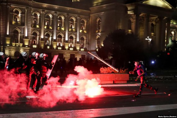 В Сербии тысячи людей митингуют на улицах через карантин в связи с коронавирусом