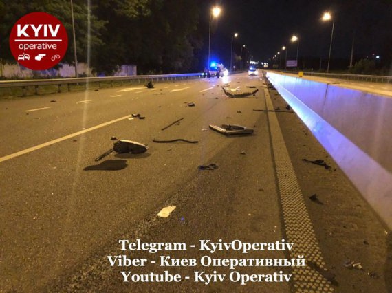 Под Киевом полицейский на Volkswagen на большой скорости врезался в фуру с прицепом. В результате удара легковушку разорвало на куски, водитель при этом не пострадал