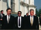 Леонід Косаківський з президентом США Біллом Клінтоном біля Андріївської церкви в Києві. 1995 рік