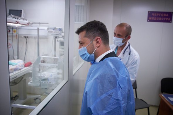 Зеленский ходил новым родильным домом. Приветствовал первую роженицу.