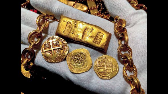 Монети, зливки й коштовності виявили на затопленому 1622-го галеоні Nuestra Sen~ora de Atocha. Лежали в кованих скринях у трюмах носової частини корабля та в кошиках на палубі