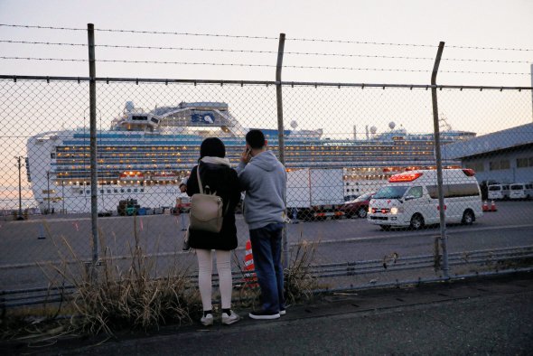 Родичі розмовляють по телефону з пасажирами лайнера Diamond Princess у порту Йокогами, Японія. 3711 осіб на борту перебували на карантині 27 днів через інфікованих коронавірусом