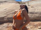 На фотографиях девушка позирует в разных позах перед объективом в оранжевом купальнике, подставляя под солнечные лучи соблазнительное тело