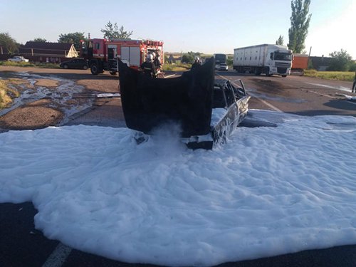 В Николаевской области на трассе после столкновения вспыхнули два автомобиля - Volkswagen jetta и "Славута". Водитель последнего сгорел заживо