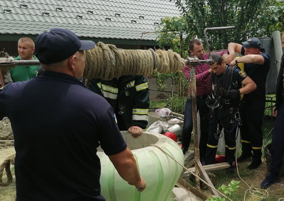 На Буковині загинули  60-річний чоловік та його 29-річний син.  Трагедія сталася під час чистки криниці